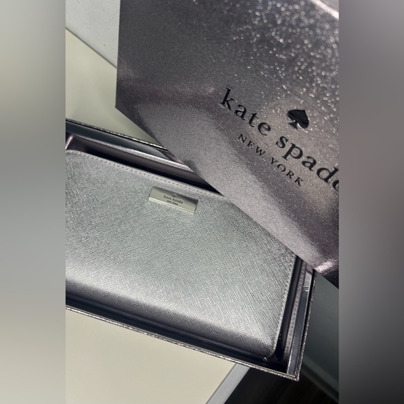 KATE SPADE BRAND NEW IN BOX SILVER KENZIE METALLIC ZIPPER WALLET CLUTCH - Picture 3 of 9